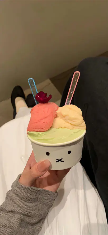 4k可爱壁纸 - 奶油 - 手持 - 樱桃「哲风壁纸」