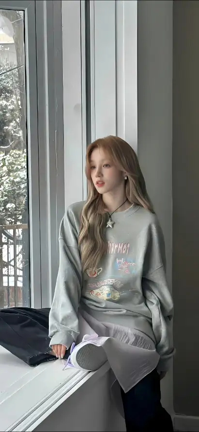 4k休闲壁纸 - 室内 - 白鞋 - 窗边「哲风壁纸」