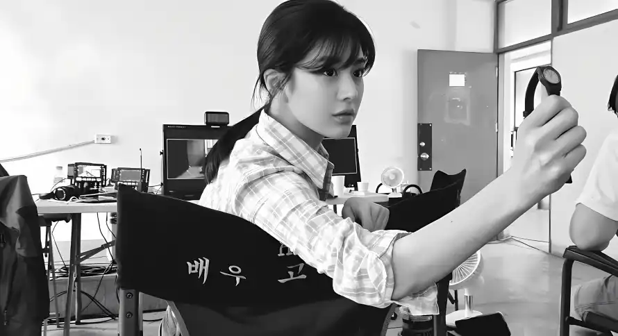 2k低马尾壁纸-办公室与女明星-金允贞壁纸分享「哲风壁纸」