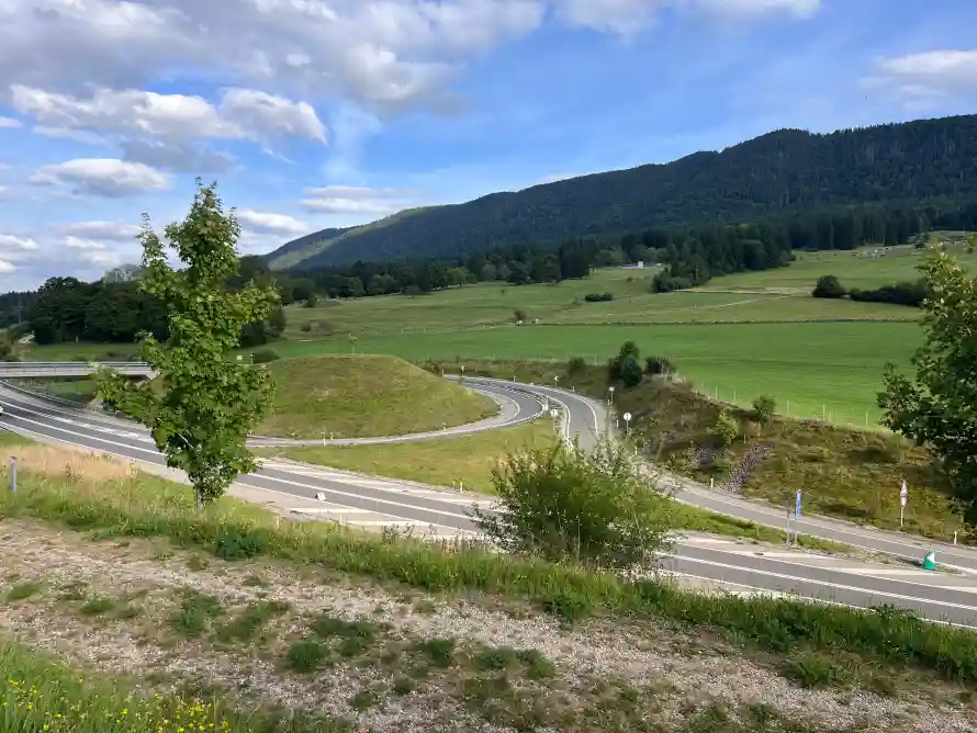 4k公路壁纸-蓝天白云和远山-热门的壁纸「哲风壁纸」