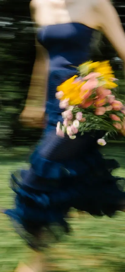 4k奔跑壁纸 - 女性 - 户外 - 花束「哲风壁纸」