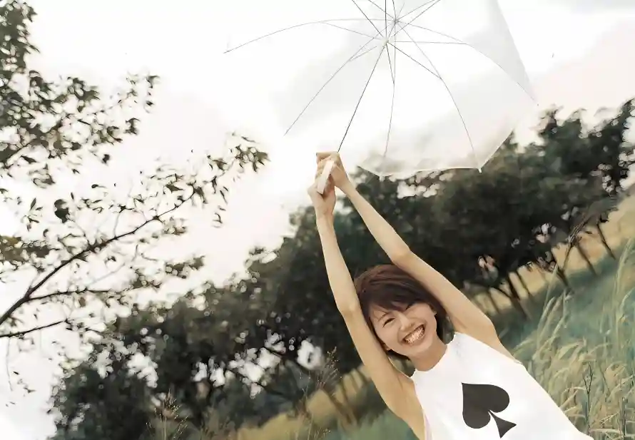 4k户外壁纸 - 树林 - 短发 - 笑容「哲风壁纸」