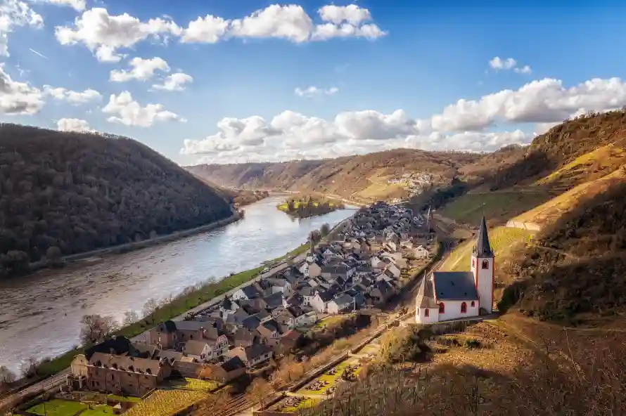 5k小镇壁纸-风景与白云-免费下载「哲风壁纸」