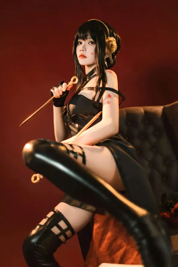 4k约尔壁纸 - cos - 黑长直 - 红色背景「哲风壁纸」