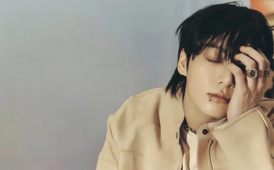 2k慵懒壁纸-狼尾发与戒指-卡其色外套壁纸分享「哲风壁纸」