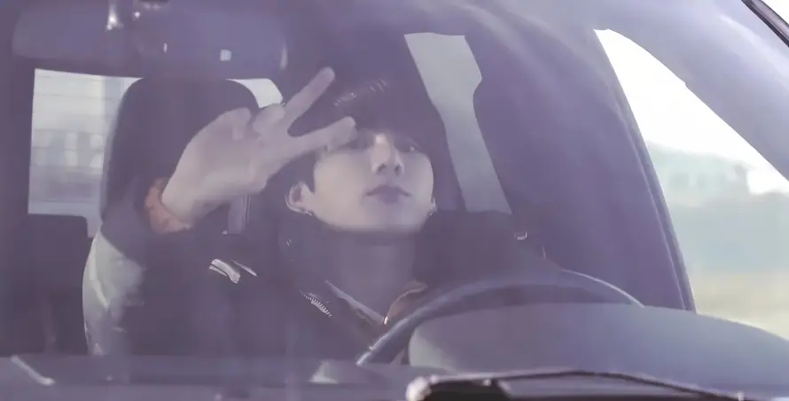 2k帅哥壁纸-田柾国 - 比耶-黑色上衣热门的壁纸「哲风壁纸」