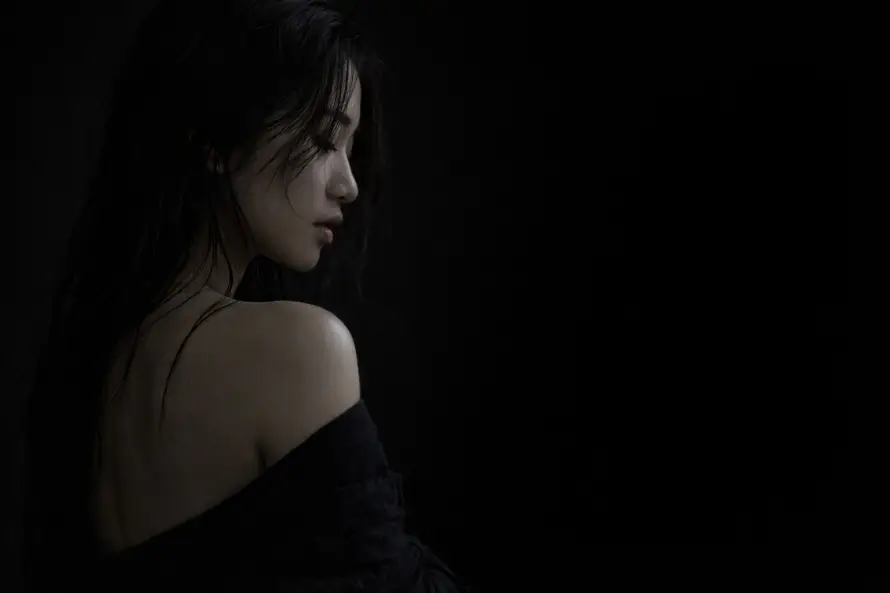 4k侧颜壁纸 - 女生 - 暗调 - 短发「哲风壁纸」