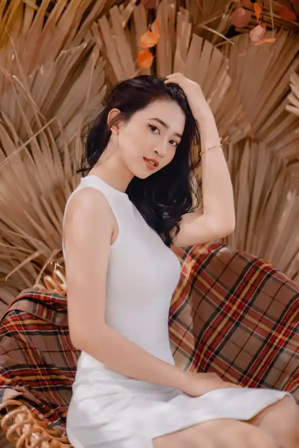 4k优雅壁纸 - 坐姿 - 暖调 - 干叶背景「哲风壁纸」