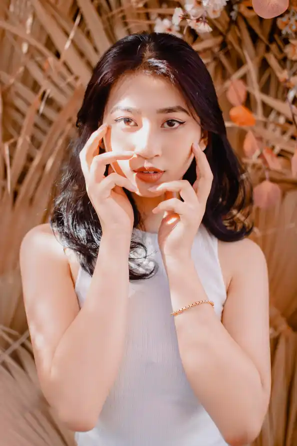 4k暖调壁纸 - 白色 - 细手链 - 农村背景「哲风壁纸」