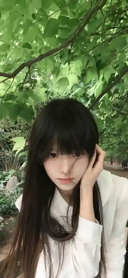 4k少女壁纸 - 户外 - 树叶 - 清新「哲风壁纸」