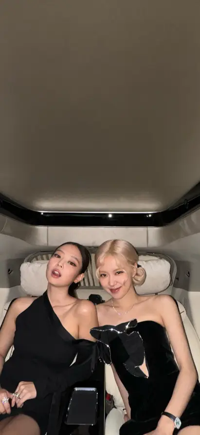 4k优雅壁纸 - 合照 - 车内 - 金发「哲风壁纸」