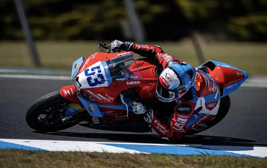 4k压弯壁纸 - 头盔 - 张雪 - 竞速「哲风壁纸」