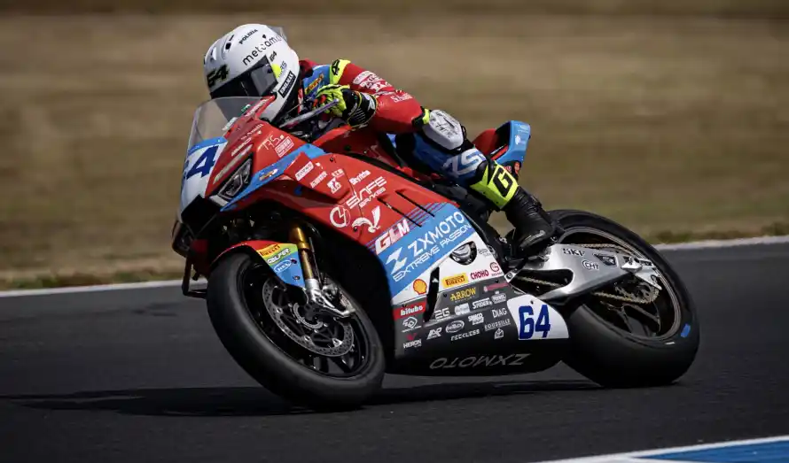 4k压弯壁纸 - 头盔 - 张雪 - 赛车「哲风壁纸」 4k压弯壁纸 - 头盔 - 张雪 - 赛车「哲风壁纸」