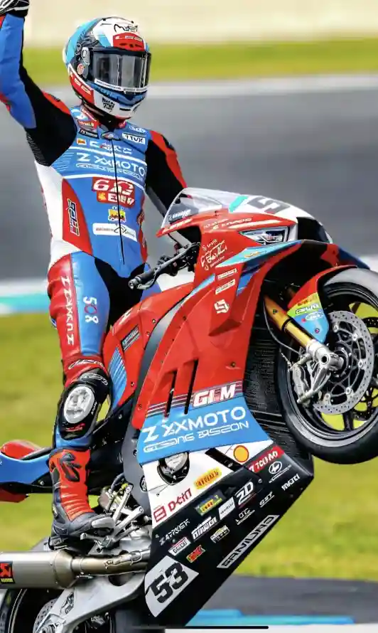 4k头盔壁纸 - 夺冠 - 张雪 - 竞速「哲风壁纸」