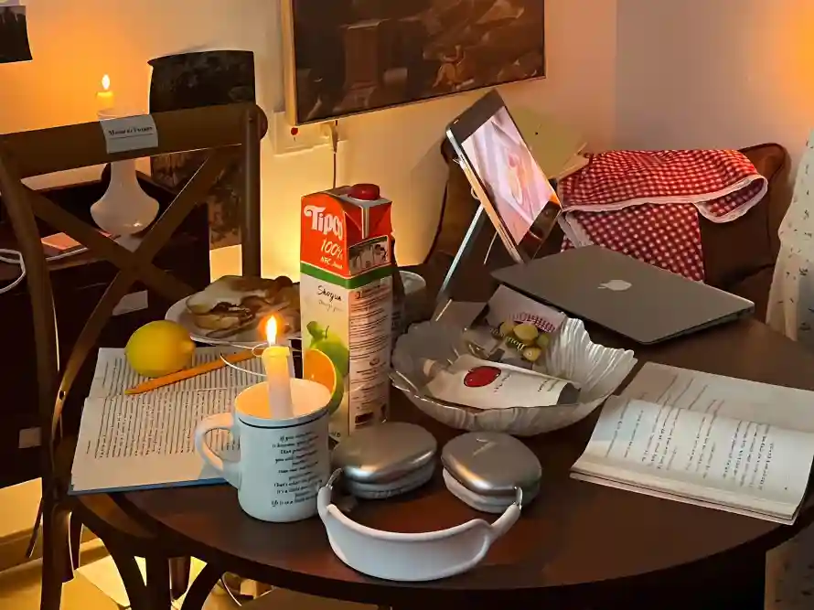 2k书桌壁纸-ins风和书籍-笔记本电脑「哲风壁纸」