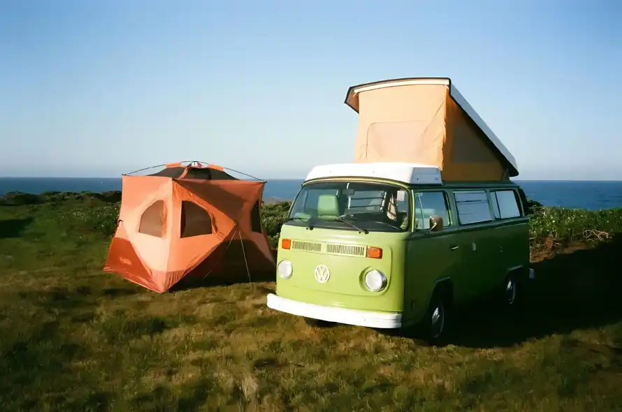 2k大海壁纸-复古巴士和草地-壁纸推荐「哲风壁纸」