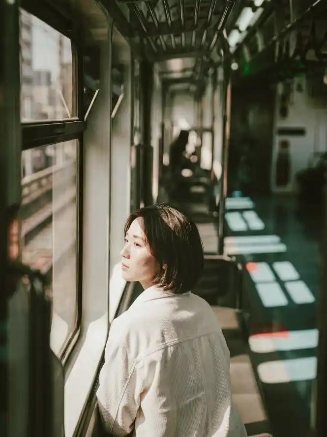 4k出行壁纸 - 火车 - 白天 - 街景「哲风壁纸」