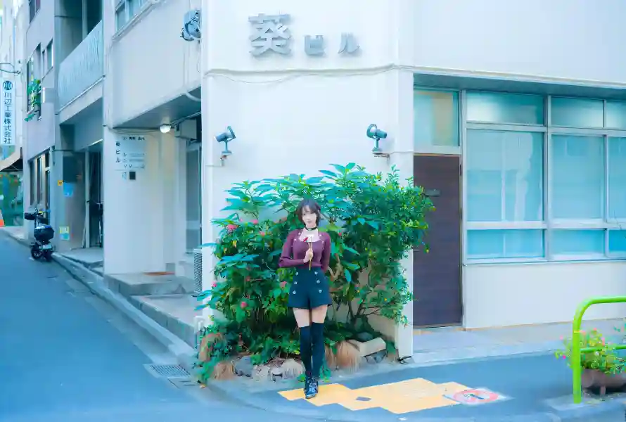 4k绿植壁纸 - 美女 - 街拍 - 城市街道「哲风壁纸」