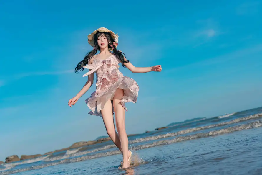 4k夏日壁纸 - 少女 - 晴天 - 沙滩「哲风壁纸」