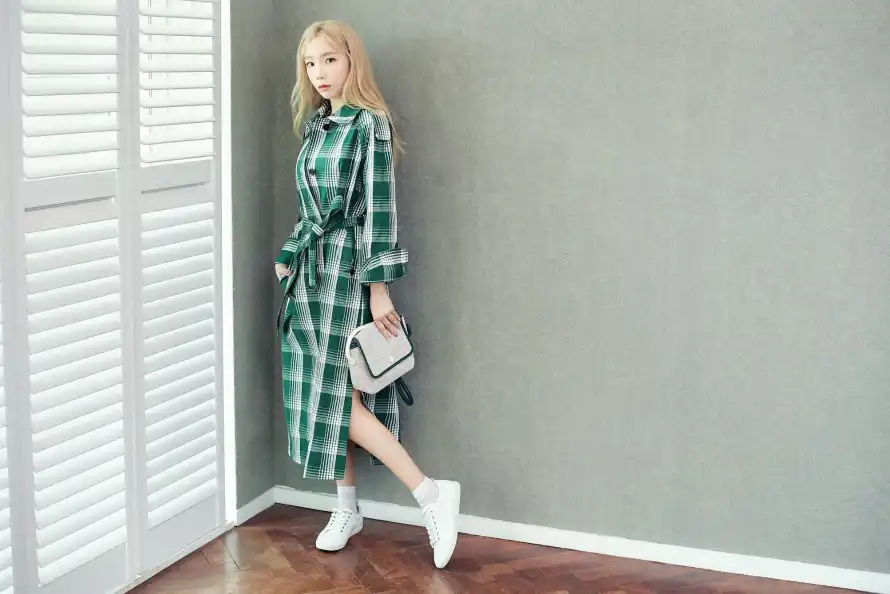 2k泰妍壁纸-小白鞋壁纸和韩星-时尚穿搭壁纸推荐「哲风壁纸」