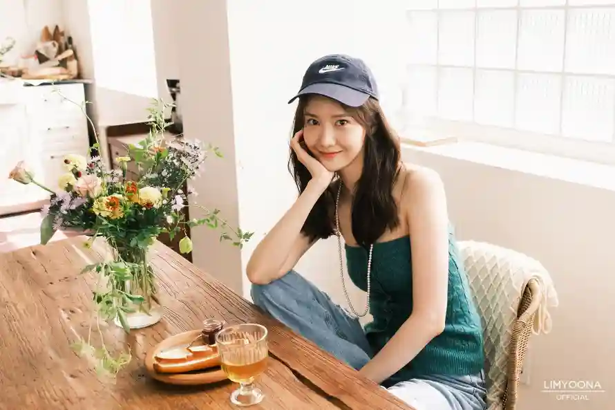 2k休闲壁纸-原木桌和写真-少女时代壁纸推荐「哲风壁纸」