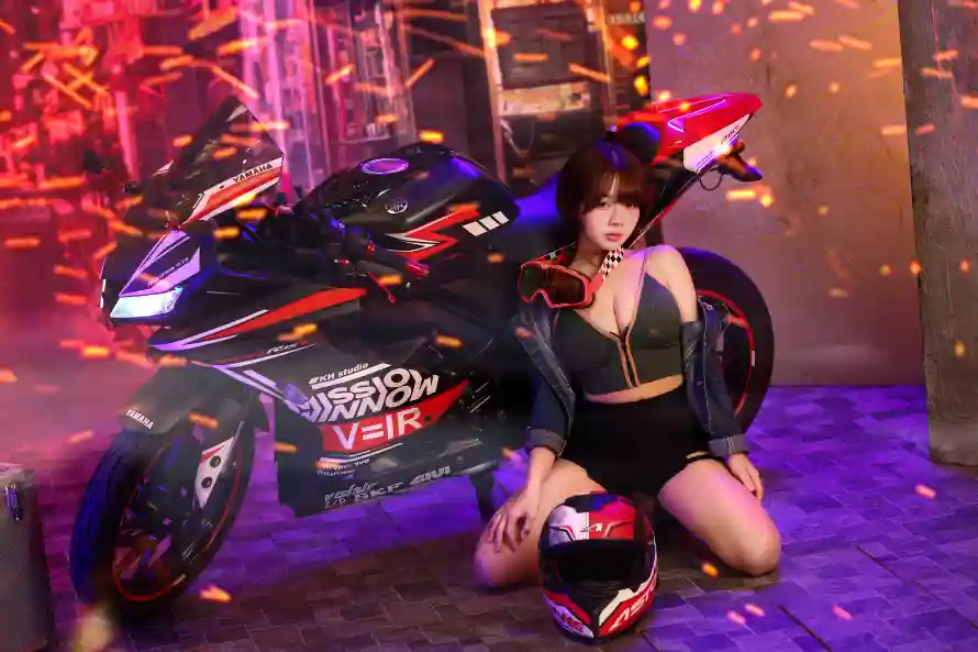 5k机车壁纸-工业风与辣妹-机车头盔热门的壁纸「哲风壁纸」