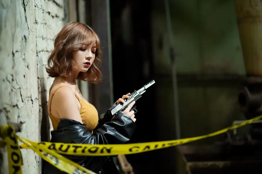 5k手枪壁纸-女枪手与枪械-废弃建筑热门的壁纸「哲风壁纸」