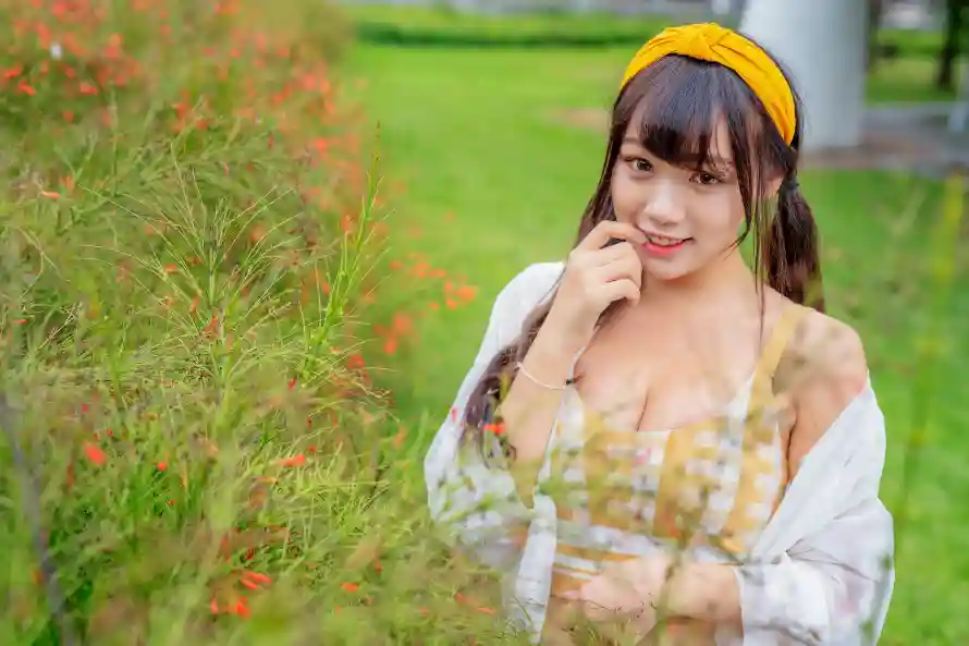 4k少女壁纸 - 微笑 - 户外 - 红花「哲风壁纸」 4k少女壁纸 - 微笑 - 户外 - 红花「哲风壁纸」