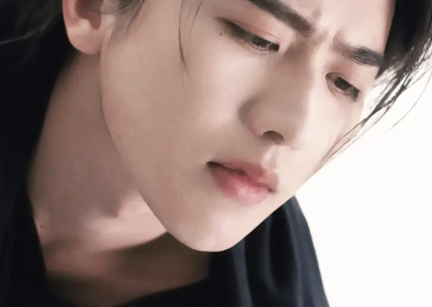 4k低头壁纸-男明星和男艺人-免费下载「哲风壁纸」