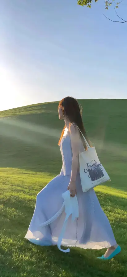 4k户外壁纸 - 晴天 - 美女 - 草地「哲风壁纸」