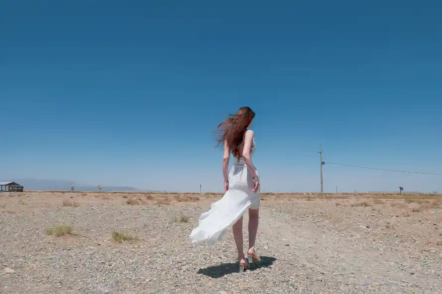 4k长发壁纸 - 户外 - 美女 - 蓝天「哲风壁纸」