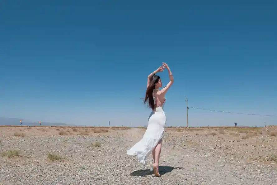 4k长发壁纸 - 户外 - 美女 - 蓝天「哲风壁纸」