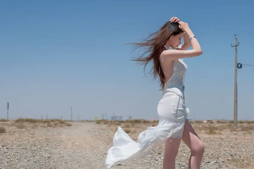 4k长发壁纸 - 户外 - 美女 - 蓝天「哲风壁纸」