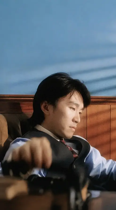 4k晴天壁纸 - 西装 - 车内 - 领带「哲风壁纸」