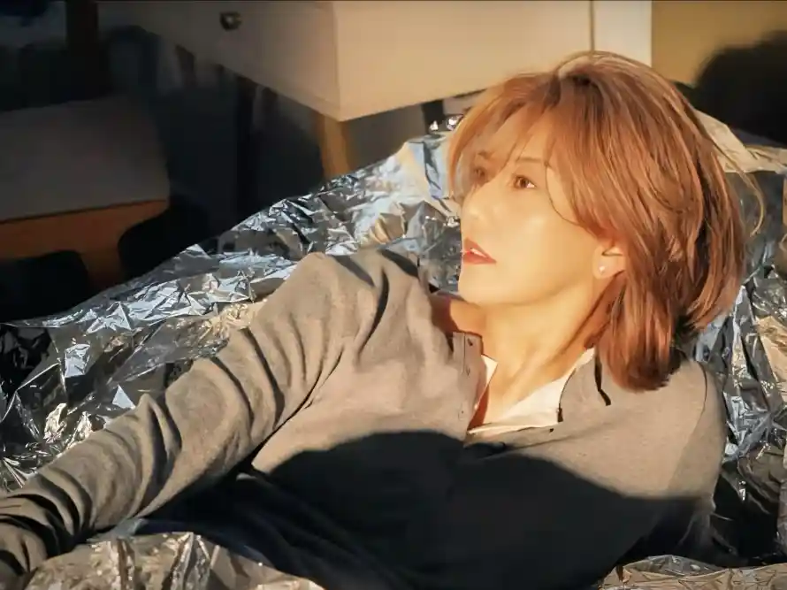 4k室内壁纸 - 明星 - 暖调 - 棕发「哲风壁纸」