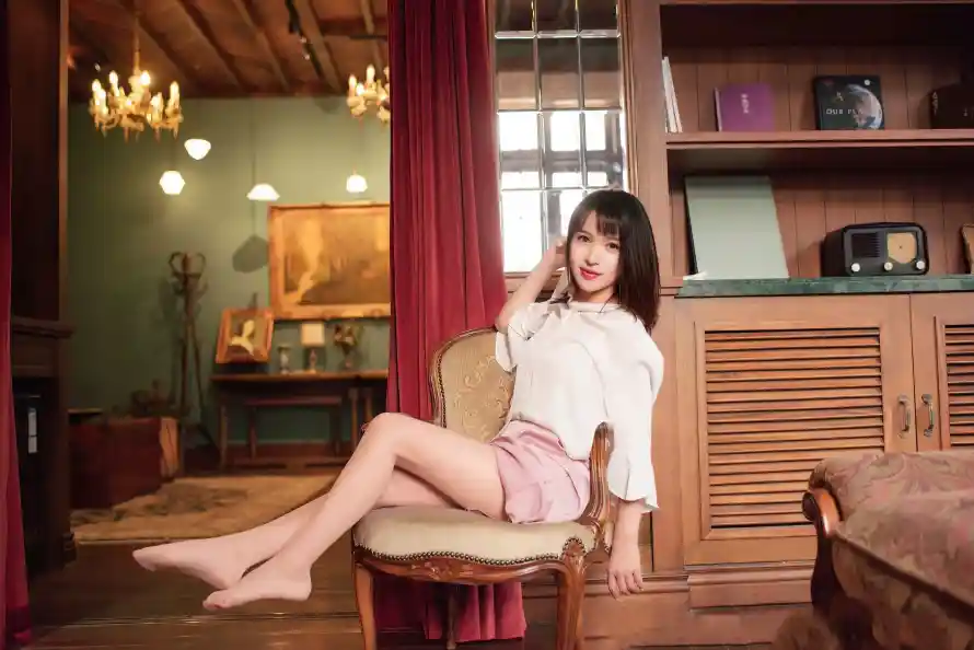 4k丝袜壁纸 - 吊灯 - 美女 - 长发「哲风壁纸」