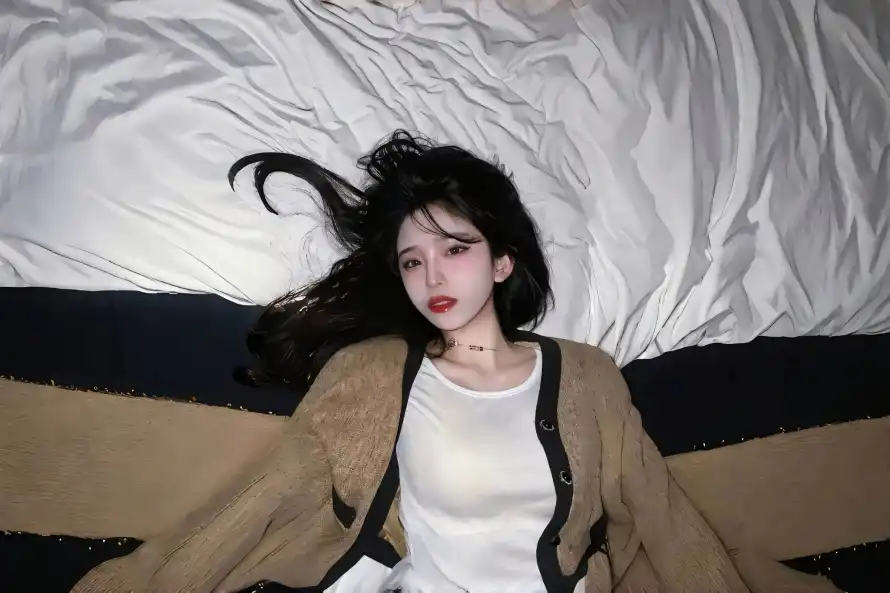 3k休闲壁纸-白色内搭 - 床上-黑发美女热门的壁纸「哲风壁纸」