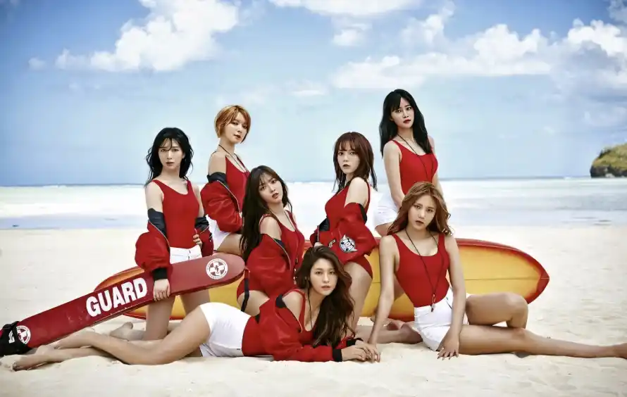 2k写真壁纸-冲浪板与沙滩-韩国女团免费下载「哲风壁纸」