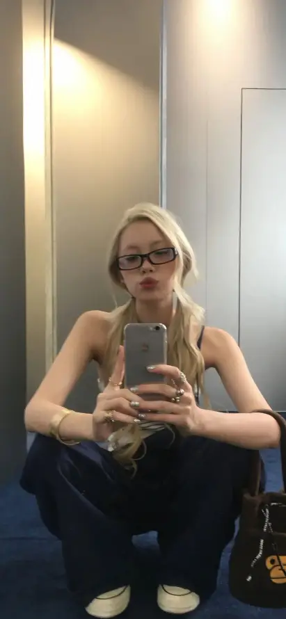 4k嘟嘴壁纸 - 室内 - 美女 - 金发「哲风壁纸」