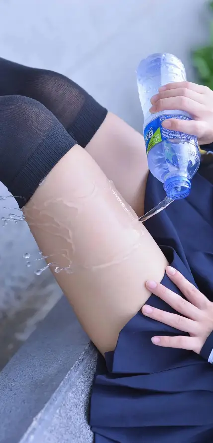 4k倒水壁纸 - 女性 - 性感 - 清凉「哲风壁纸」