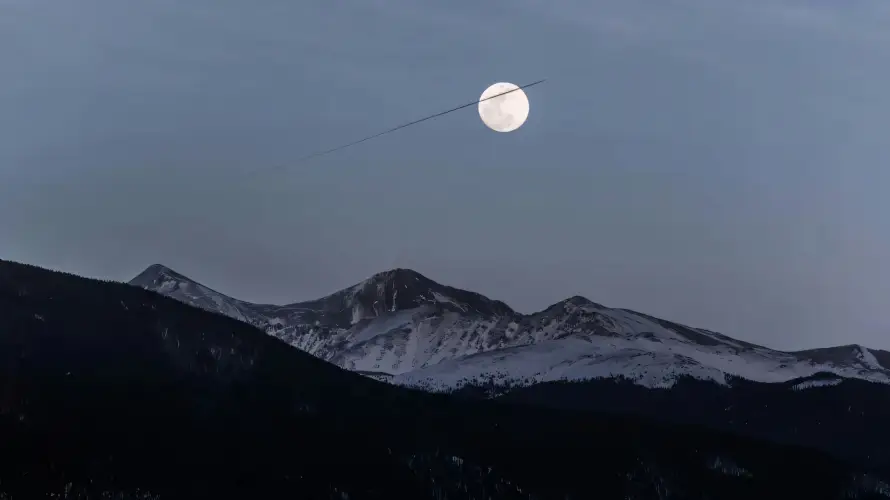 2k圆月壁纸-飞机尾迹与雪山-壁纸分享「哲风壁纸」