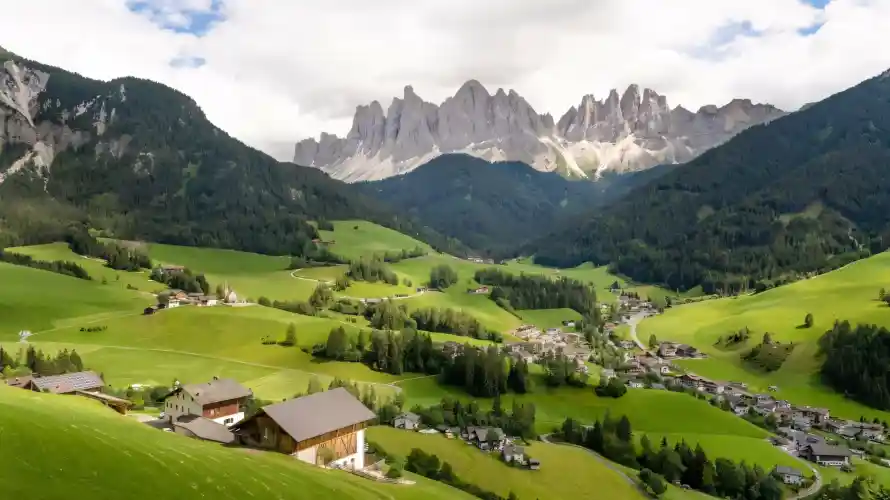 2k云层壁纸-远山和草地-壁纸推荐「哲风壁纸」