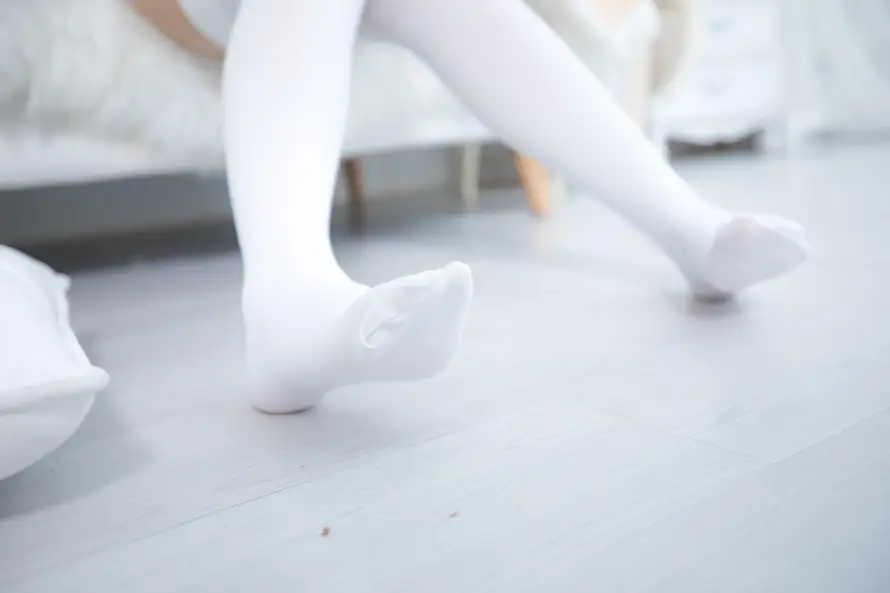 4k室内壁纸 - 漫展 - 白丝 - 美腿「哲风壁纸」