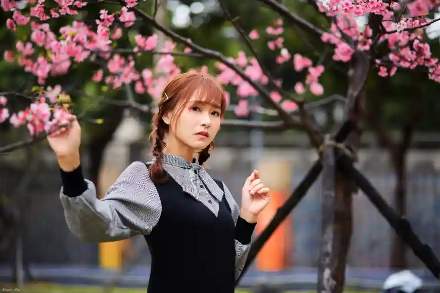 4k少女壁纸 - 花 - 户外 - 春天「哲风壁纸」