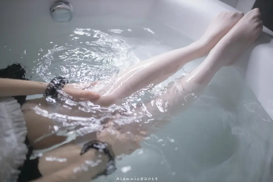 4k少女壁纸 - 水面 - 浴缸 - 浸水「哲风壁纸」