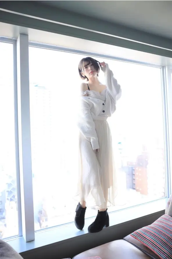 4k休闲壁纸 - 女生 - 室内 - 沙发「哲风壁纸」