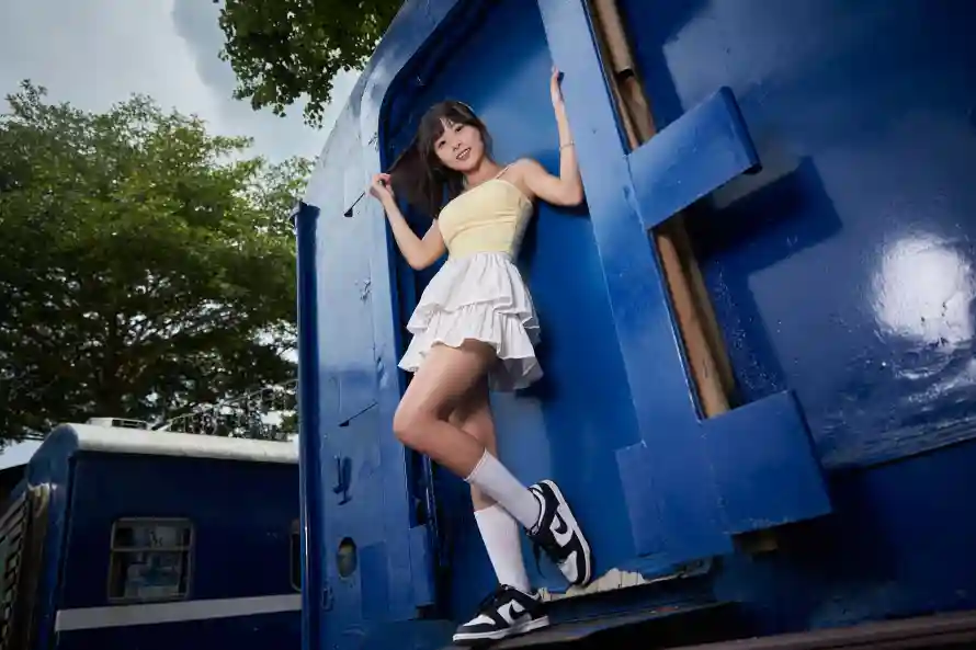 4k人像壁纸-百褶裙壁纸和蓝色-免费下载「哲风壁纸」