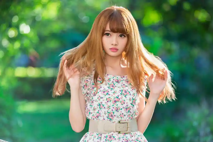 2k公园壁纸-浅棕发和碎花裙-热门的壁纸「哲风壁纸」