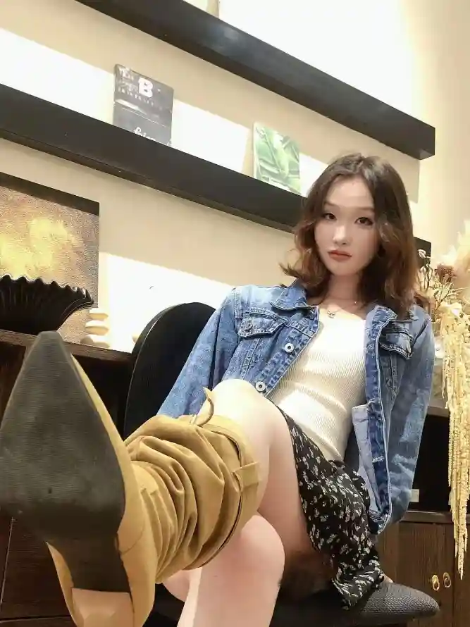 4k卷发壁纸 - 室内 - 御姐 - 红唇「哲风壁纸」