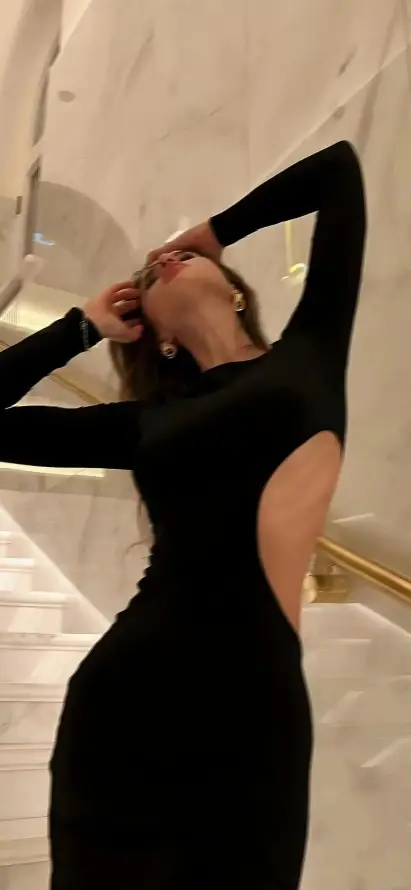 4k室内壁纸 - 楼道 - 美女 - 耳饰「哲风壁纸」